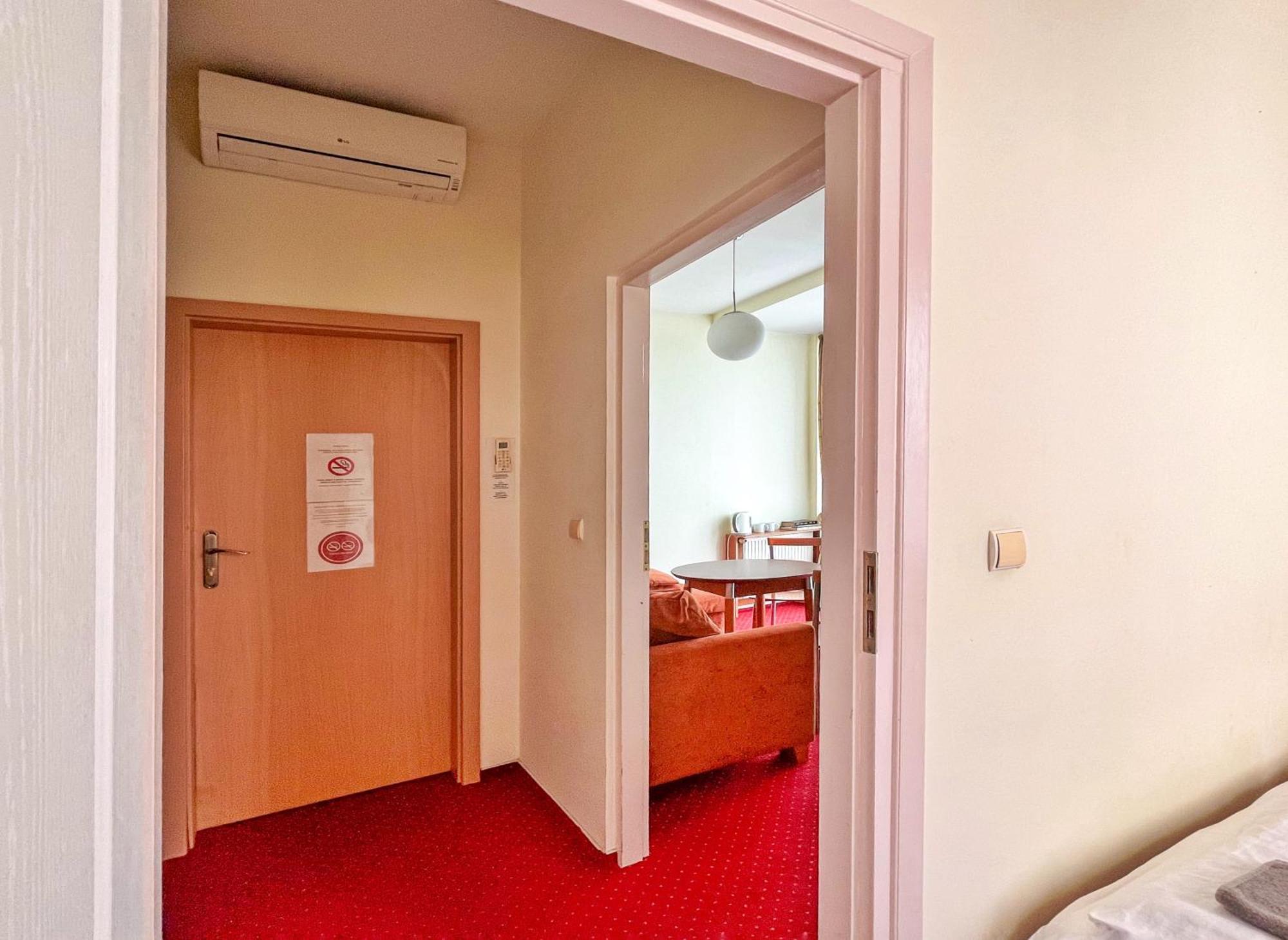 Fry House Hostel Варшава Екстериор снимка