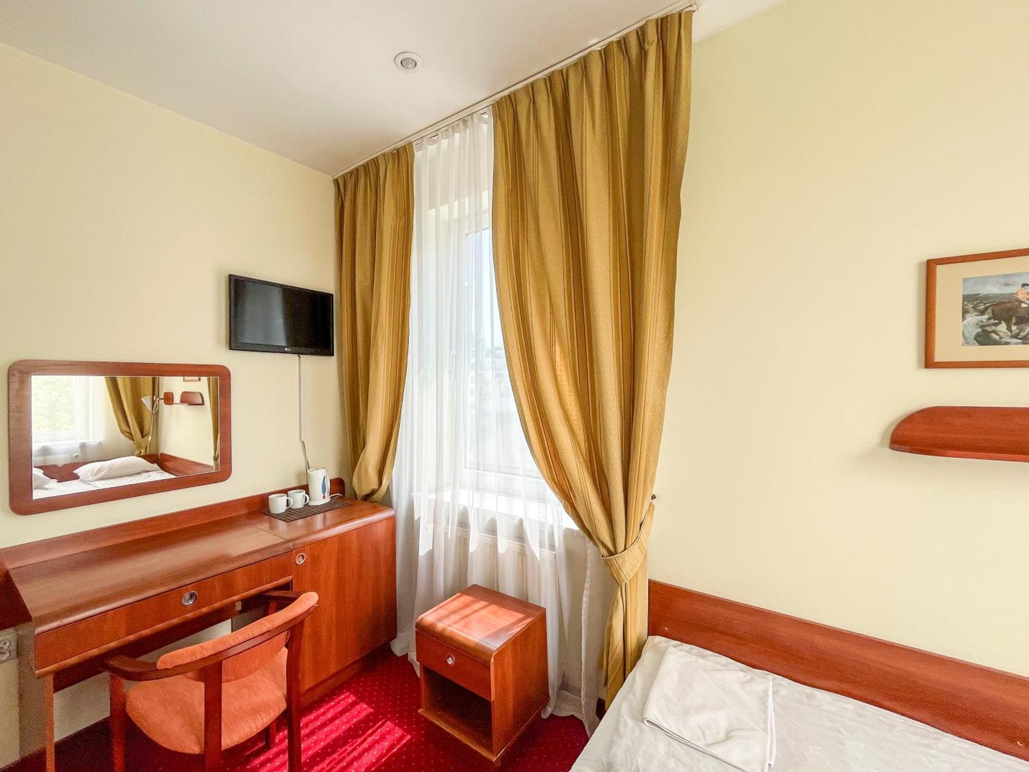 Fry House Hostel Варшава Екстериор снимка